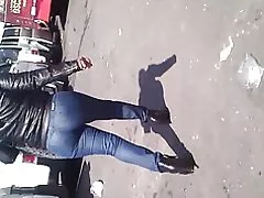 Madurita en texans ajustados