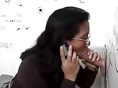 Gloryhole al lavabo per als asiàtics pollet