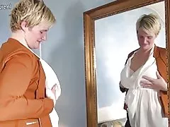 Calenta holandès mestressa de casa jugant amb la seva joguina