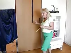 Oldnanny grassonet madura amb edat madura està jugant amb el cony